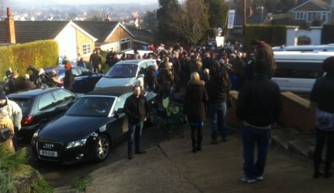 Безпрецедентно: Стотици британци спират съдия-изпълнители да изхвърлят болен човек на улицата